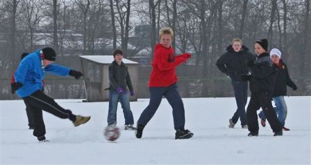 Fart_over_fodbolden_i_sneen