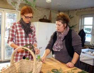 Helle Bom Instruerer Louise Bjørslev.