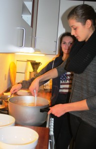 Sarah og Julie starter på aftensmaden
