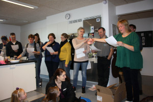 Personalet synger for Preben.