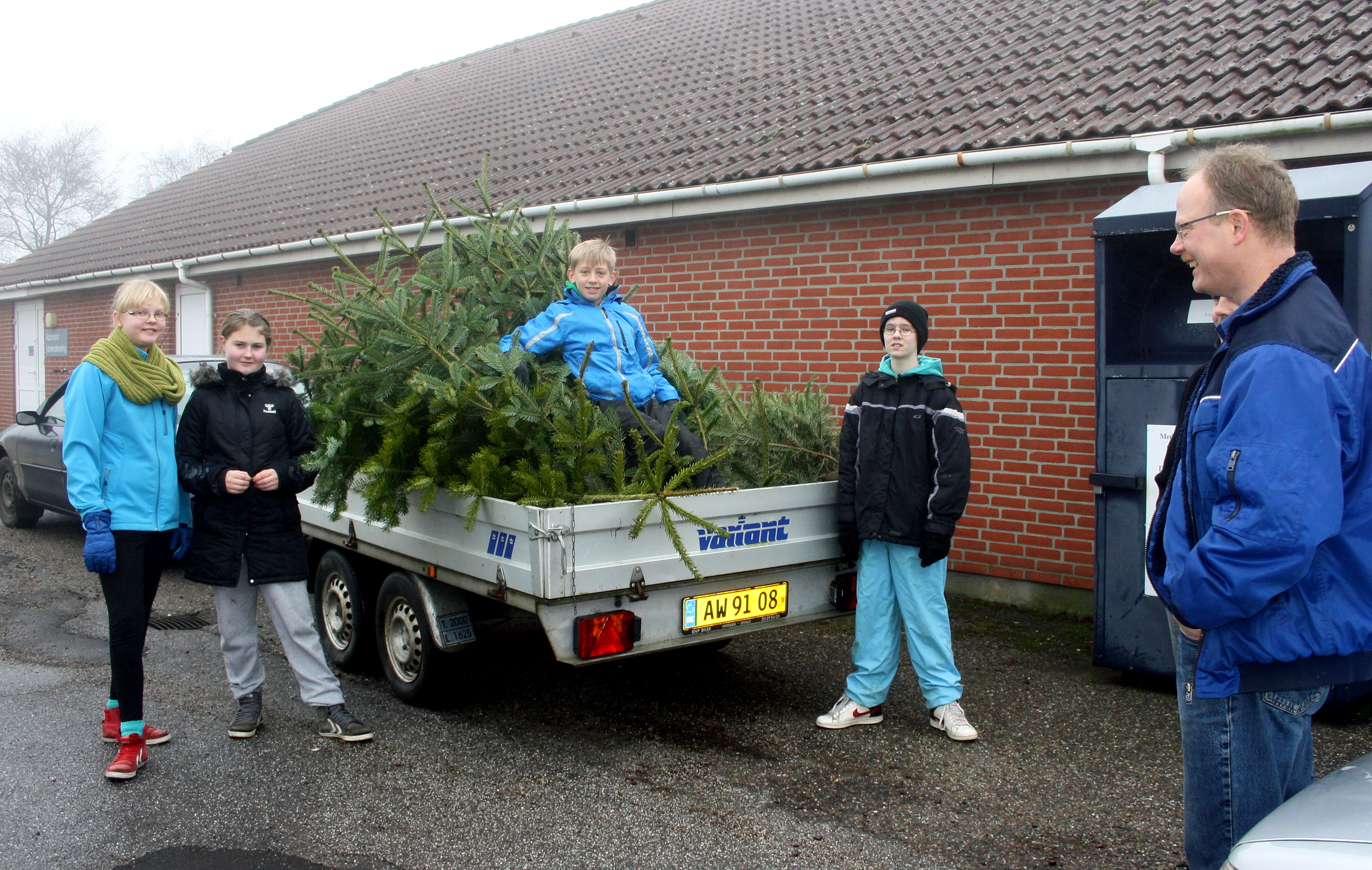 6 klasse indsamlede juletræer i Ådum