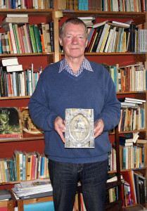 Johann Rickers med den nye bog om Sahl kirkes gyldne alter