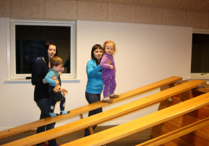 Emilis og Adreja på vej op sammen med deres mødre