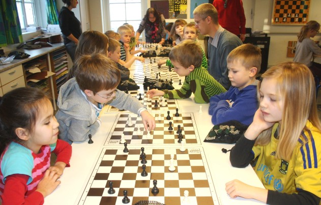 Koncentration om spillet. Forrest Kathrine Kronborg og Emilia Fredslund. Også skolelederen Lasse Egelund spiller.
