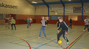 Der spilles fodbold i hallen