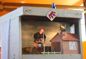 her er politi, kaffekop og blåt blink