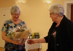 Formand Tove Christensen overrakte blomster til for Adda Klynge, der ønskede at holde efter 28 år i bestyrelsen.