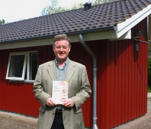 Martin Herbst med sin nyeste bog "Sunde og syge fællesskaber"