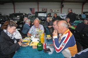 Medbragt frokost nydes mellem veteranbilerne