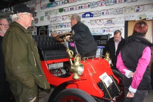  Martin Andersen har startet Cadillac, årgang 1903
