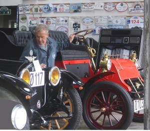 Skinnende rød Cadillac, årgang 1903
