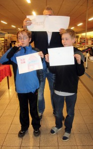  Tobias og Lucas som vandt i tegnekonkurrence. Laura var der ikke.
