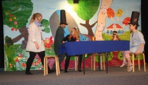 Line fortsætter i rollen som Alice