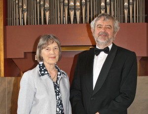  Lise og Jørn Esbj. foran orgel bb