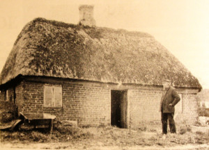 Dres Krogsgaard foran sit hus, arkivbillede