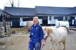 Eva på hestestutteriet i Irland