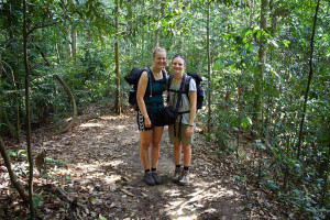 Margit og Elsebeth på jungletur i Indonesien