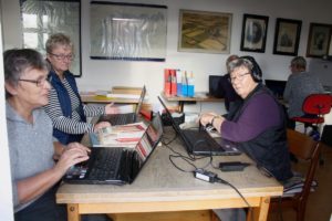 Fra venstre Dagmar Vestergaard, Lene Bjørslev og Else Skårup Med ryggen til: Bente Jørgensen og (skjult) pr-mand Bjarne Mortensen