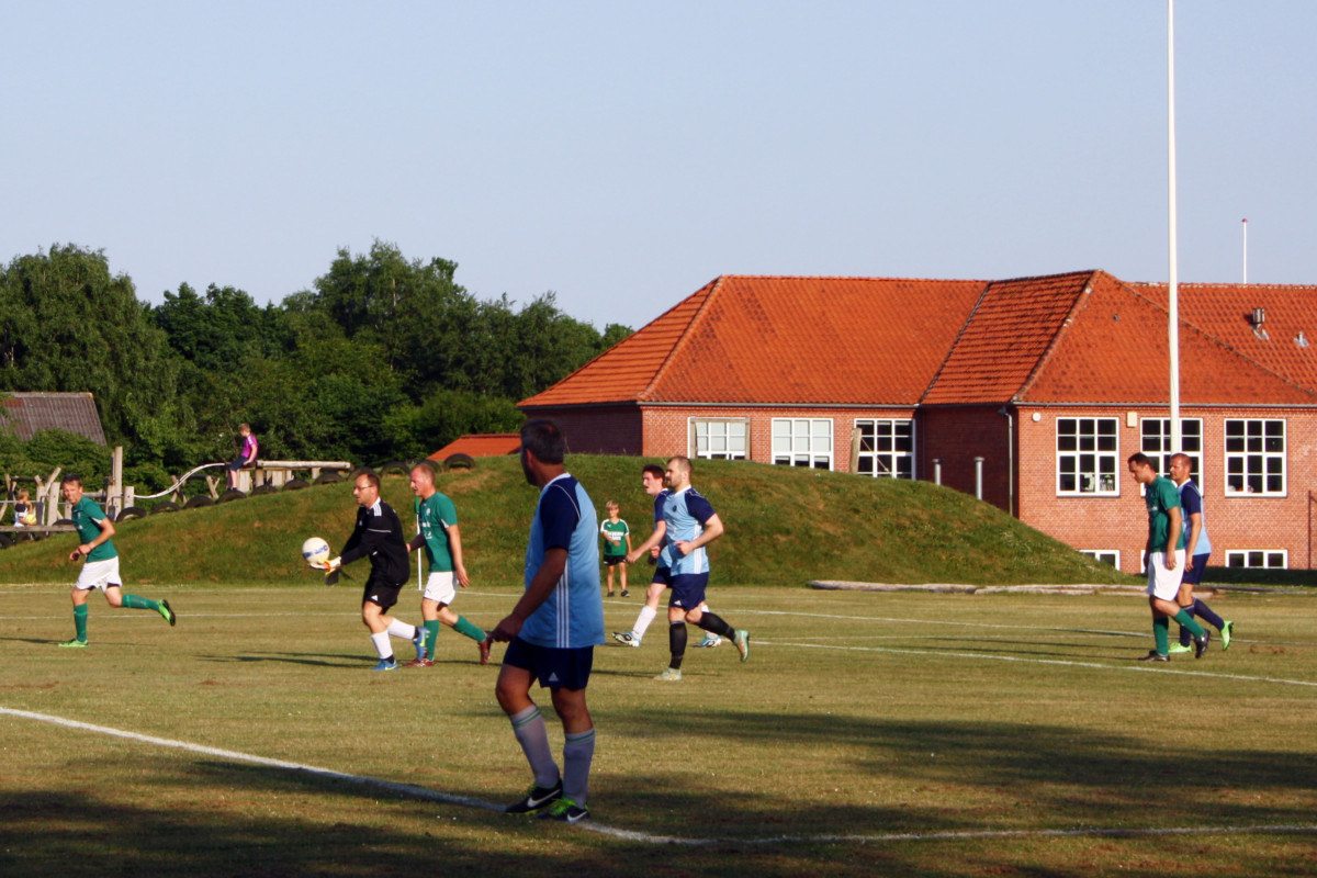 Solskin og fodbold på Ådum Stadion